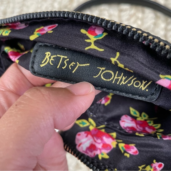 Betsy Johnson faux leather crossbody purse heart embossed black and gold - Picture 6 of 8